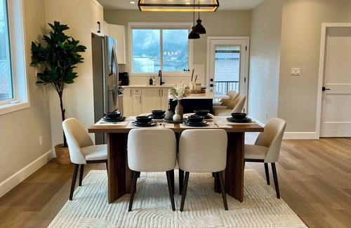 Langford House | Minutes from Victoria w/Fully Equipped Kitchen