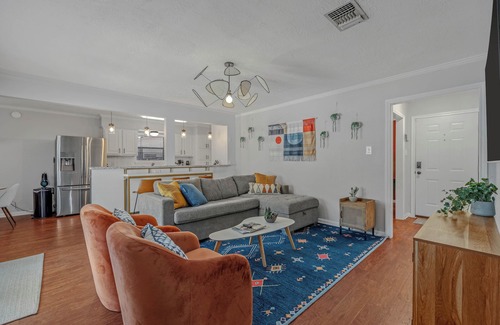 Southwood Valley House | Minutes to A&M w firepit, king beds, & arcade game