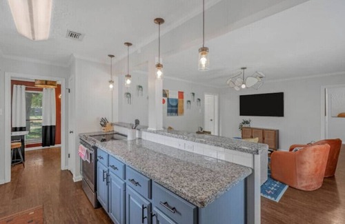 Southwood Valley House | Minutes to A&M w firepit, king beds, & arcade game