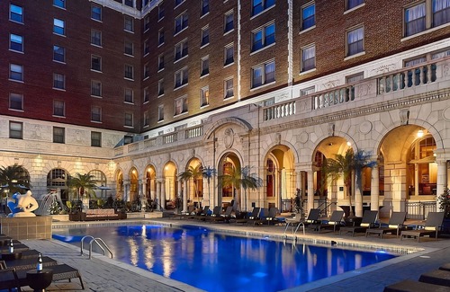 Central West End Apartment | Minutes to Citygarden Sculpture Park! Pets Allowed! W/Pool, Parking & Cinema!