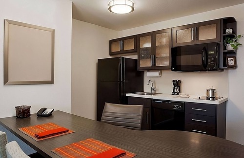 Southfield Hotel | Minutes to Marvin’s Marvelous Mechanical Museum! Private Kitchen, Free Parking