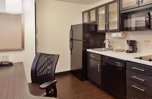 Southfield Hotel | Minutes to Marvin’s Marvelous Mechanical Museum! Private Kitchen, Free Parking