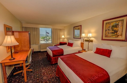 Grand Junction Hotel | Minutes to Redlands Mesa Golf Course! 2 Spacious Units, Pool, Bar, Parking!