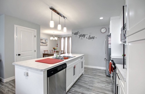 Markerville House | Minutes to the Lake. Entire townhome for the family and pet! n