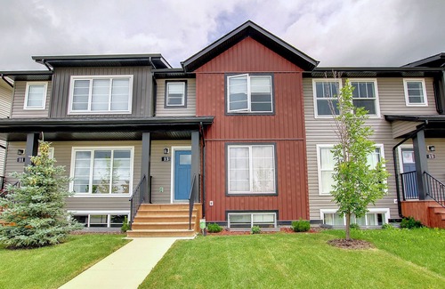 Markerville House | Minutes to the Lake. Entire townhome for the family and pet! n