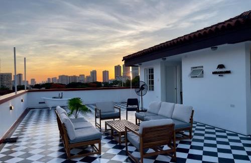 Bagong Lipunan Ng Crame House | MIRANAMIN NEST Elegant Home in MiraNila Heritage Compound, Pet Friendly, with Rooftop, Kitchens - Perfect for Reunions, Team Building