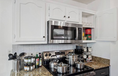 Southaven House | Miss Zen - Southaven Garden Bungalow - King Beds - 5 min to Landers Center