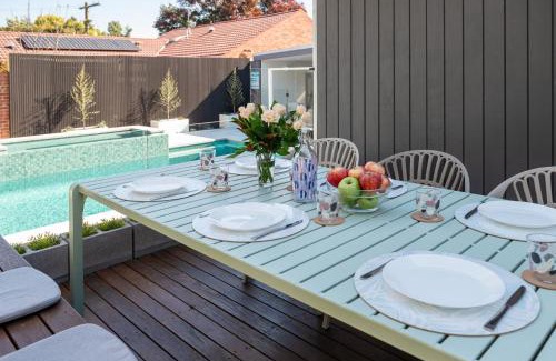 Mornington House | Missy's Escape - Luxe Family Entertainer Pool Spa Walk to Beach