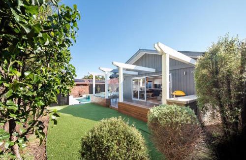 Mornington House | Missy's Escape - Luxe Family Entertainer Pool Spa Walk to Beach