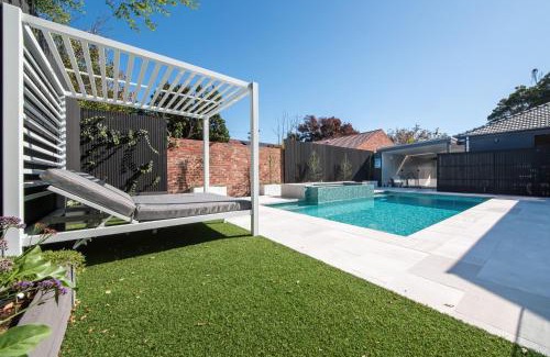 Mornington House | Missy's Escape - Luxe Family Entertainer Pool Spa Walk to Beach