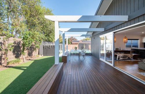 Mornington House | Missy's Escape - Luxe Family Entertainer Pool Spa Walk to Beach