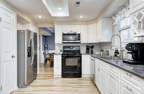 Indianapolis House | Misty Lake House - 2,200SF+ 5BR! Pet Friendly! Lake View Backyard w/Furniture