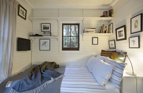 New Lynn Villa | Misty Mountain Hut - Piha
