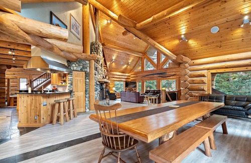 Alyeska House | Misty Pines Lodge - Premier Mountainside Lodge Near Ski Lift