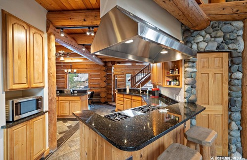 Alyeska House | Misty Pines Lodge - Premier Mountainside Lodge Near Ski Lift