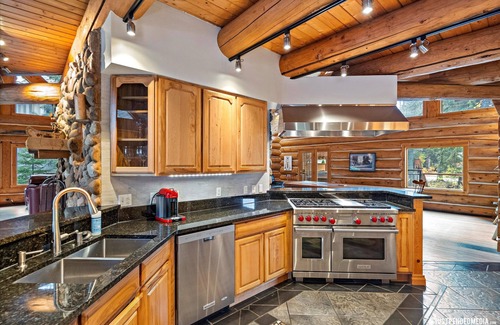Alyeska House | Misty Pines Lodge - Premier Mountainside Lodge Near Ski Lift