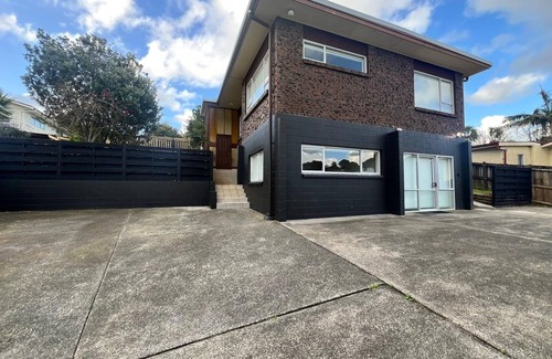 Pakuranga House | Moana - cosy and modern home