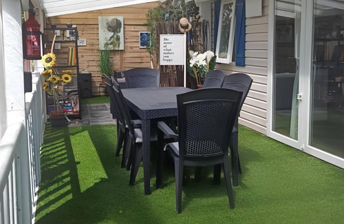 Plouezec House | Mobile Home 'Mobil-home Terrasse Couverte' with Shared Pool and Private Terrace