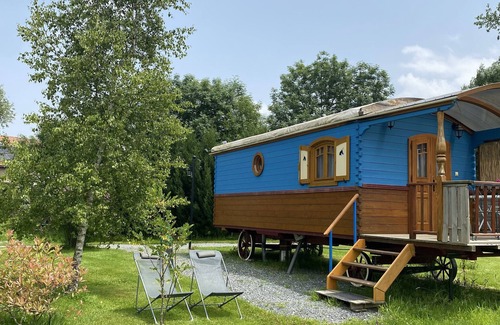 Saint-Pardoux RV Rental | Mobile Home 'Roulotte Miranda' with Shared Pool, Wi-Fi and Air Conditioning