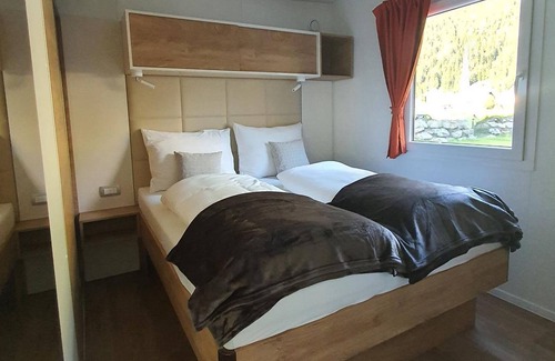 Mallnitz RV Rental | Mobile home, shower, toilet, 2 bedrooms - HOCHoben camp & explore