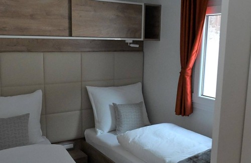Mallnitz RV Rental | Mobile home, shower, toilet, 2 bedrooms - HOCHoben camp & explore