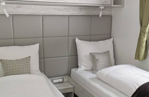 Mallnitz RV Rental | Mobile home, shower, toilet, 2 bedrooms - HOCHoben camp & explore