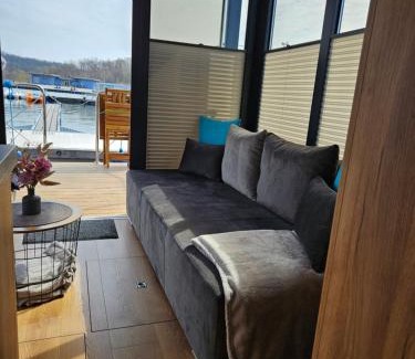 Braunsbedra Boat Rental | Mobiles Hausboot El'milia mit eigener Ankerboje auf dem See