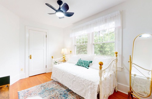 Bloomington Cottage | Mod 2-bedroom cottage w/ game room+private parking