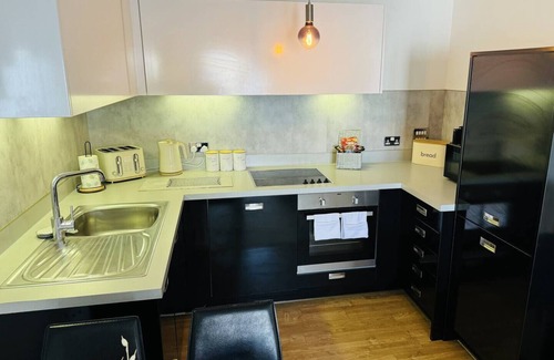 The Westside Apartment | Modern 1-Bed Apartment with City Views – Ideal for Families, Business & Contractors