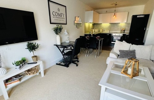 The Westside Apartment | Modern 1-Bed Apartment with City Views – Ideal for Families, Business & Contractors