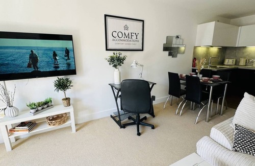 The Westside Apartment | Modern 1-Bed Apartment with City Views – Ideal for Families, Business & Contractors