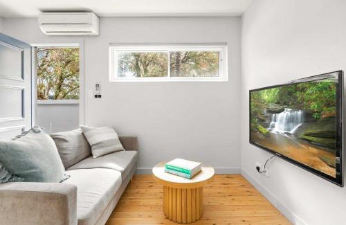 Coogee House | Modern 1-Bed Pad Minutes Away from Coogee Beach