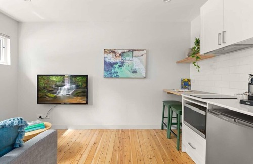 Coogee House | Modern 1-Bed Pad Minutes Away from Coogee Beach