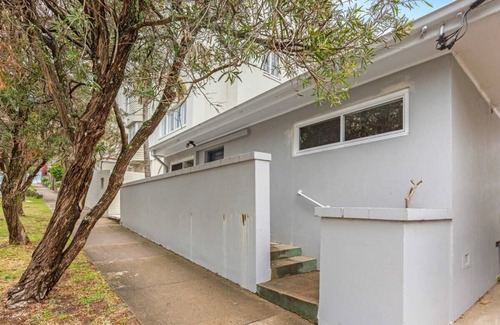 Coogee House | Modern 1-Bed Pad Minutes Away from Coogee Beach