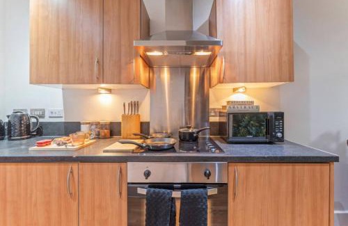Theatreland Birmingham Apartment | Modern 1-Bedroom Apartment with Balcony, Friendly & Family, Free Parking & WiFi, Sleeps 3
