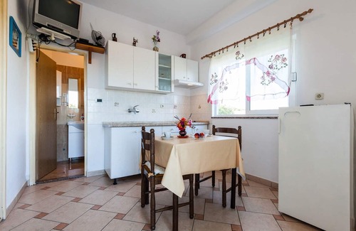 Kukljica Villa | MODERN 1 BEDROOM APARTMENT - 5 MINUTES WALK TO BEACH!