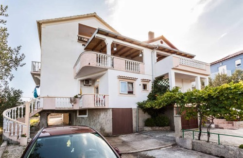 Kukljica Villa | MODERN 1 BEDROOM APARTMENT - 5 MINUTES WALK TO BEACH!