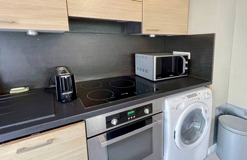 Riou - Petit Juas - Av de Grasse Apartment | Modern 1 bedroom apartment