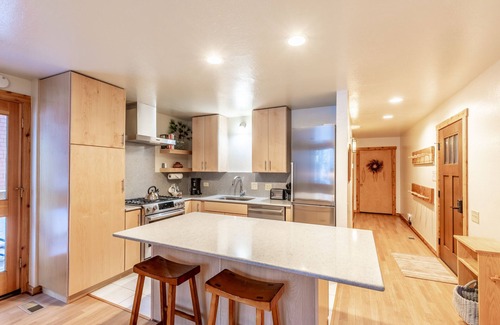 Truckee Condo | Modern 1 bedroom in Ski Trails by RedAwning