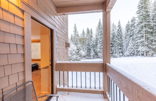 Truckee Condo | Modern 1 bedroom in Ski Trails by RedAwning
