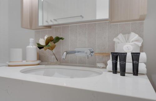 Brisbane Central Business District Apartment | Modern -1 BR Stay in Queen's Wharf Walk to Casino