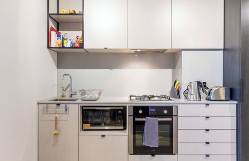 Parkville Apartment | Modern 1BD in Tranquil Parklands