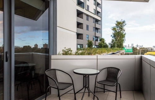 Parkville Apartment | Modern 1BD in Tranquil Parklands