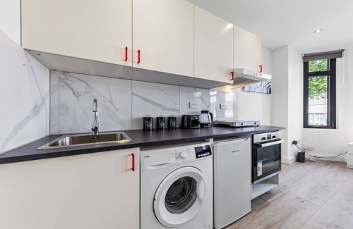 West Hendon Apartment | Modern 1BDR Studio - 30 mins to LDN - Sleeps 3