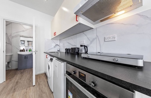 West Hendon Apartment | Modern 1BDR Studio - 30 mins to LDN - Sleeps 3