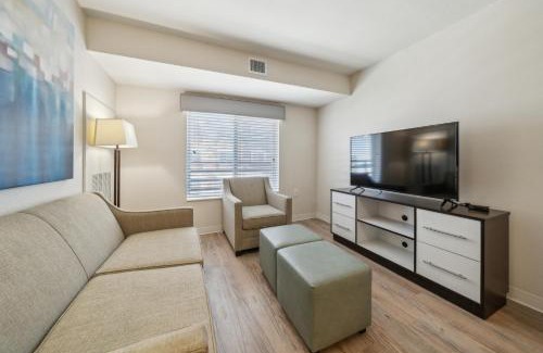 Far North Central Apartment | Modern 1bed Apt With Free Parking I Gym