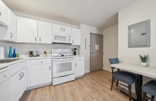 Far North Central Apartment | Modern 1bed Apt With Free Parking I Gym