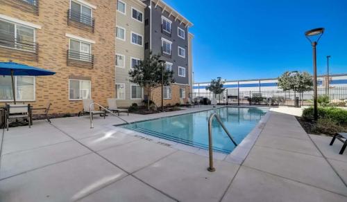 Far North Central Apartment | Modern 1bed Apt With Free Parking I Gym