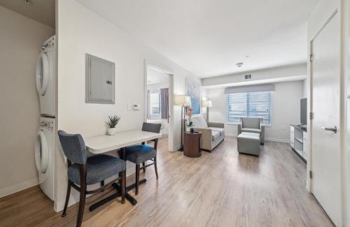 Far North Central Apartment | Modern 1bed Apt With Free Parking I Gym