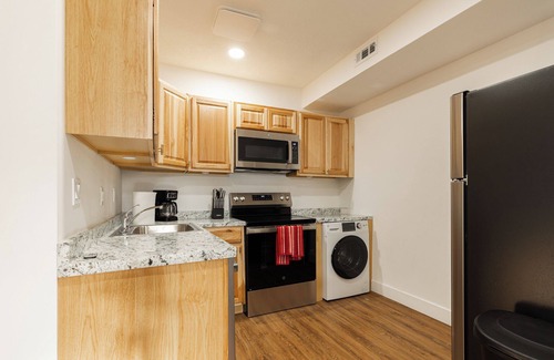 Murray Apartment | Modern 1BR Apartment Across from Trax – Easy Access to Downtown & Mall